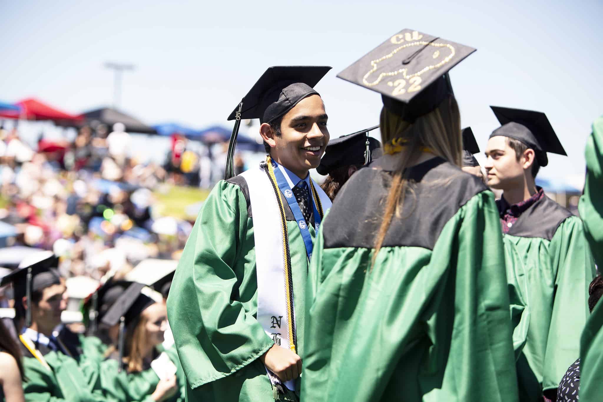 estudiantes en la graduación